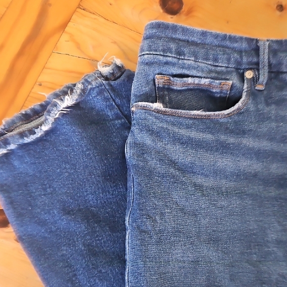 Good American Straight Leg Jeans in Medium Blue Denim